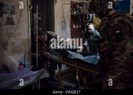 Ukraine. November 2023. © Adrien Vautier/Le Pictorium/MAXPPP - 28/11/2023 Adrien Vautier/Le Pictorium - 28/11/2023 - Ukraine - Evakuation d'un soldat blesse sur le Front de Bakhmout. Tschassiv Yar, 28. November 2023. - Valeurs ACtuelles out, no jdd, jdd out, RUSSIA OUT, NO RUSSIA OUT #norussia/28/11/2023 - Ukraine - Evakuierung eines verwundeten Soldaten an der Bakhmut-Front. Chassiv Yar, 28. November 2023. Quelle: MAXPPP/Alamy Live News Stockfoto