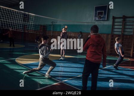 Kiew, Ukraine. November 2023. © Adrien Vautier/Le Pictorium/MAXPPP - Kiew 20/11/2023 Adrien Vautier/Le Pictorium - 20/11/2023 - Ukraine/Kiew - UN cours de Sport a l'ecole numero 3. Boutcha, 20. November 2023. - Valeurs ACtuelles out, no jdd, jdd out, RUSSIA OUT, NO RUSSIA OUT #norussia/20/11/2023 - Ukraine/Kiew - Eine Sportklasse in der Schule Nummer 3. Boutcha, 20. November 2023. Quelle: MAXPPP/Alamy Live News Stockfoto