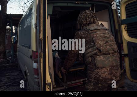 Ukraine. November 2023. © Adrien Vautier/Le Pictorium/MAXPPP - 28/11/2023 Adrien Vautier/Le Pictorium - 28/11/2023 - Ukraine - Evakuation d'un soldat blesse sur le Front de Bakhmout. Tschassiv Yar, 28. November 2023. - Valeurs ACtuelles out, no jdd, jdd out, RUSSIA OUT, NO RUSSIA OUT #norussia/28/11/2023 - Ukraine - Evakuierung eines verwundeten Soldaten an der Bakhmut-Front. Chassiv Yar, 28. November 2023. Quelle: MAXPPP/Alamy Live News Stockfoto