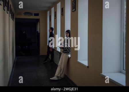 Ukraine. November 2023. © Adrien Vautier/Le Pictorium/MAXPPP - 20/11/2023 Adrien Vautier/Le Pictorium - 20/11/2023 - Ukraine - Une jeune fille dans un couloir de l'ecole numero 3. Boutcha, 20. November 2023. - Valeurs ACtuelles out, no jdd, jdd out, RUSSIA OUT, NO RUSSIA OUT #norussia/20/11/2023 - Ukraine - Ein junges Mädchen im Flur der Schule Nr. 3. Boutcha, 20. November 2023. Quelle: MAXPPP/Alamy Live News Stockfoto