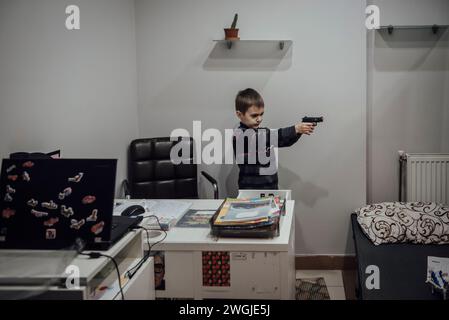 © Adrien Vautier/Le Pictorium/MAXPPP - 17/11/2023 Adrien Vautier/Le Pictorium - 17/11/2023 - Ukraine - Roman, 7ans, A passe la Premiere annee de guerre dans ce Bureau au travail de sa Mere. Aujourd'hui, il y suit ses cours et joue en attendant de pouvoir rentrer chez lui. Charkiv, 17. November 2023. - Valeurs ACtuelles out, no jdd, jdd out, RUSSIA OUT, NO RUSSIA OUT, NO RUSSIA #norussia/17/11/2023 - Ukraine - Roman, 7, verbrachte das erste Kriegsjahr in diesem Büro an der Arbeit seiner Mutter. Heute besucht er Kurse und spielt, während er darauf wartet, nach Hause zu gehen. Charkiw, 17. November 2023. Stockfoto