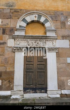Wunderschöne Holztür der Kirche Chiesa di San Salvatore in Lucca, Toskana, Italien Stockfoto