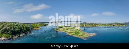 Ein überwältigendes Panorama der Drohne fängt die Saltstraumen Bridge ein, die sich über den stärksten Gezeitenstrom der Welt erhebt Stockfoto