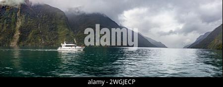 Übernachtung im Touristenschiff Doubtful Sound /Patea, Fiordland /Te Rua-o-te-Moko, Neuseeland / Aotearoa, Südinsel /Te Waipounamu, Südland / Stockfoto