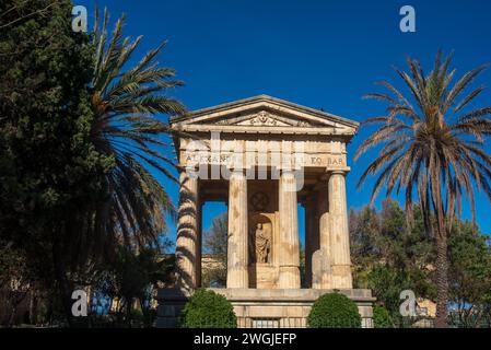 Denkmal für Sir Alexander Ball, neoklassischer Tempel im Lower Barrakka Gardens in Valletta, Malta Stockfoto