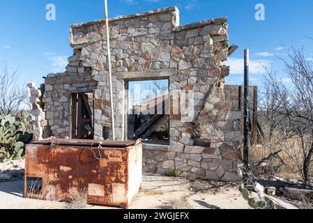 Zerbröckelnde Steinmauer, die Überreste einer alten Tankstelle, in einer Geisterstadt in der Chihuahuan-Wüste im amerikanischen Südwesten in Dryden, Texas, USA. Stockfoto