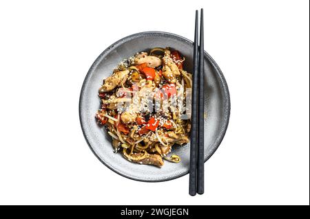 Udon-Rührnudeln mit Hühnerfleisch und Sesam. Isoliert auf weißem Hintergrund. Draufsicht Stockfoto