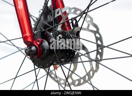 Hydraulisches Bremssystem eines Fahrrades auf weißem Hintergrund. Fahrradteile und -Komponenten. Stockfoto