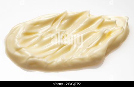 Abstriche von gelber Kosmetikcreme für Gesicht oder Körper auf weißem Hintergrund. Stockfoto