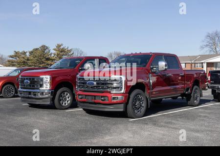 Kokomo - 4. Februar 2024: Ford F-250 SRW Crew Cab wird in einem Händlerbetrieb ausgestellt. Ford bietet den F250 auch mit einem oder zwei Hinterrädern und normaler Fahrerkabine an. Stockfoto