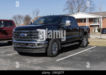 Kokomo - 4. Februar 2024: Ford F-250 SRW 4X4 Crew Cab Händleranzeige. Ford bietet den F250 auch mit einem oder zwei Hinterrädern und normaler Fahrerkabine an. MEIN:2024 Stockfoto