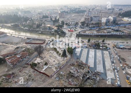 Hatay, Türkei. 5. Februar 2024: Türkei, Hatay, 5. Februar 2024: Die Luftperspektive des historischen Stadtzentrums zeigt das Ausmaß der Zerstörung und die Spuren der Katastrophe. Am ersten Jahrestag der schweren Erdbeben in der Türkei lebt das tägliche Leben in Antakya, der zentralen Stadt Hatay, die die Hauptlast des Aufpralls trug. (Kreditbild: © Tolga Ildun/ZUMA Press Wire) NUR REDAKTIONELLE VERWENDUNG! Nicht für kommerzielle ZWECKE! Quelle: ZUMA Press, Inc./Alamy Live News Stockfoto