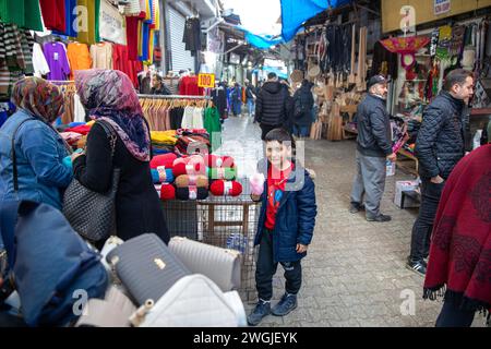 Hatay, Türkei. 5. Februar 2024: Türkei, Hatay, 5. Februar 2024: Menschen, die auf und um den historischen Langen Basar einkaufen, wo das tägliche Leben weitergeht. Am ersten Jahrestag der schweren Erdbeben in der Türkei lebt das tägliche Leben in Antakya, der zentralen Stadt Hatay, die die Hauptlast des Aufpralls trug. (Kreditbild: © Tolga Ildun/ZUMA Press Wire) NUR REDAKTIONELLE VERWENDUNG! Nicht für kommerzielle ZWECKE! Quelle: ZUMA Press, Inc./Alamy Live News Stockfoto