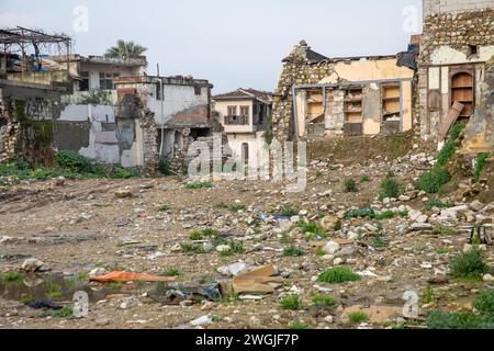 Hatay, Türkei. 5. Februar 2024: Türkei, Hatay, 5. Februar 2024: Der gegenwärtige Zustand des historischen Stadtzentrums zeigt sowohl das Ausmaß als auch die Überreste der Zerstörung anschaulich. Am ersten Jahrestag der schweren Erdbeben in der Türkei lebt das tägliche Leben in Antakya, der zentralen Stadt Hatay, die die Hauptlast des Aufpralls trug. (Kreditbild: © Tolga Ildun/ZUMA Press Wire) NUR REDAKTIONELLE VERWENDUNG! Nicht für kommerzielle ZWECKE! Quelle: ZUMA Press, Inc./Alamy Live News Stockfoto