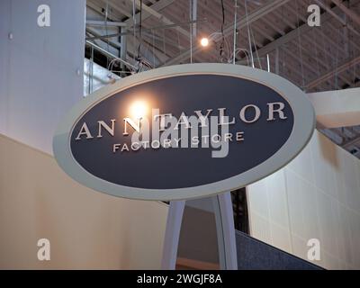 Miami, Florida, USA - 3. Dezember 2023: Ann Taylor Factory Outlet in der Dolphin Mall. Stockfoto