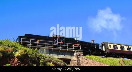 Dampflokomotive 4-6-0 Lydham Manor auf der Strecke von Paignton nach Kingswear/Dartmouth South Devon auf der Dartmouth Steam Railway. Stockfoto