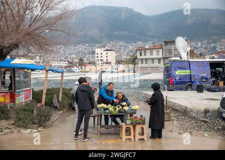 Hatay, Türkei. 5. Februar 2024: Türkei, Hatay, 5. Februar 2024: Das heutige Erscheinungsbild des historischen Stadtzentrums trägt das Ausmaß und die Spuren der Zerstörung. Am ersten Jahrestag der schweren Erdbeben in der Türkei lebt das tägliche Leben in Antakya, der zentralen Stadt Hatay, die die Hauptlast des Aufpralls trug. (Kreditbild: © Tolga Ildun/ZUMA Press Wire) NUR REDAKTIONELLE VERWENDUNG! Nicht für kommerzielle ZWECKE! Quelle: ZUMA Press, Inc./Alamy Live News Stockfoto