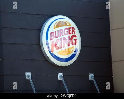 Miami, Florida, USA - 21. November 2023: Burger King-Logo am Eingang eines Restaurants. Stockfoto