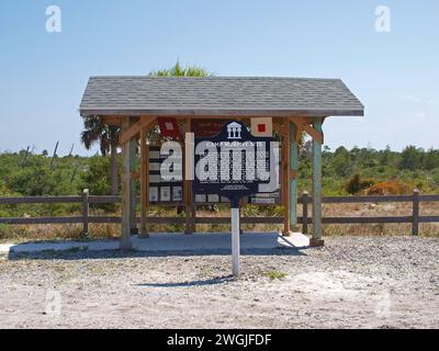 Jonathan Dickinson State Park, Florida, Vereinigte Staaten - 5. Mai 2012: Marker und Kiosk von Camp Murphy, einer militärischen Trainingsbasis während des 2. Weltkriegs. Stockfoto