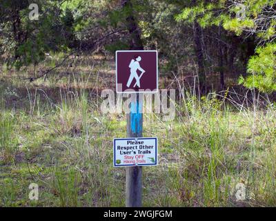 Withlacoochee State Forest, Florida, Vereinigte Staaten - 14. März 2018: Wanderweg und Warnschild. Stockfoto