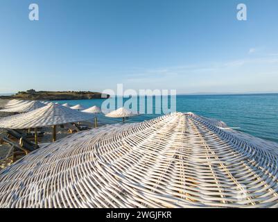 Strohschirme am Strand Stockfoto