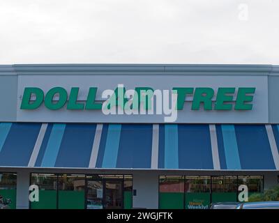 Miami, Florida, Vereinigte Staaten - 11. Dezember 2023: Vorderseite eines Dollar Tree Stores mit Logo über dem Eingang. Stockfoto