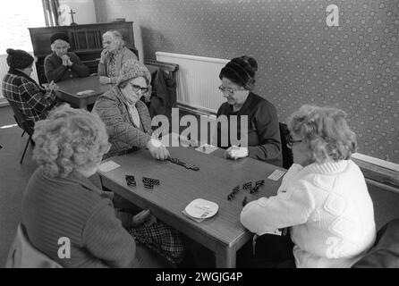 Britische Senioren aus den 1980er Jahren spielen Dominospiele im oap-Zentrum. Saltaire bei Shipley, Bradford West Yorkshire England 1981. Saltaire war ein viktorianisches Modelldorf, das um die Salts Mill herum gebaut wurde und nach Sir Titus Salt benannt wurde. Sie wurde 1986 nach 133 Jahren als Textilfabrik geschlossen. HOMER SYKES Stockfoto