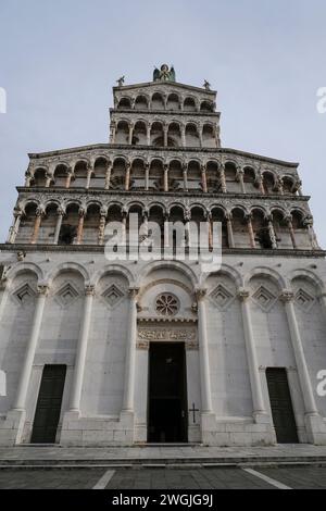Marmorfassade der Basilika San Michele in Foro von unten in Lucca, Toskana, Italien Stockfoto