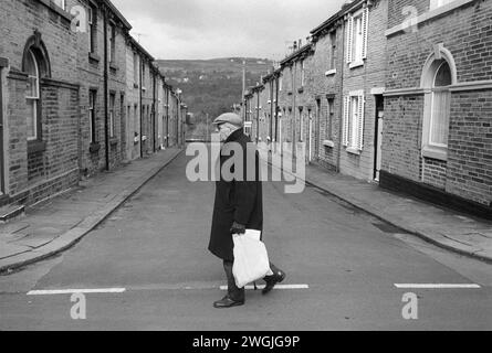 Saltaire Village Yorkshire. 1980er Jahre Großbritannien keine Autos auf der Straße, keine gelben Parklinien. Viktorianisches Model Village Saltaire, erbaut vom Mühlenbesitzer Sir Titus Salt. Damit seine Mitarbeiter im selben Dorf leben und arbeiten konnten. Salts Mill, benannt nach Sir Titus Salt, wurde 1986 nach 133 Jahren als Textilfabrik geschlossen. Salts Mill das Zentrum des vorbildlichen Industriedorfes wurde im 19. Jahrhundert auf den enormen Gewinnen aus Alpakasfasern errichtet. Shipley Bradford West Yorkshire England 1981 HOMER SYKES. Stockfoto