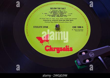 SteelEye Span Under the Salt Vinyl Album LP mit Tonarm, Kartusche, Kopfschale und Stift auf Plattenspieler - 1972 Stockfoto