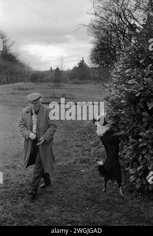 Saltaire-Mann, der seinen Hund spazieren geht, das tägliche Leben älterer Mensch. Shipley, Bradford West Yorkshire England 1981 1980er Jahre Großbritannien. HOMER SYKES. Stockfoto