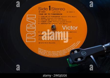 John Denver Take Me to Tomorrow Vinyl-Album-LP mit Tonarm, Kartusche, Kopfschale und Stift auf Plattenspieler - 1972 Stockfoto