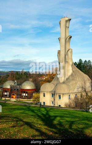 Erhöhter Blick auf das Kesselhaus (1913–15) und das Glashaus unter den ersten von Rudolf Steiner entworfenen Bauten am Goetheanum Stockfoto