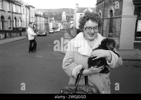 Saltaire war ein Modelldorf, dessen Bewohner in der Salts Mill arbeiteten, benannt nach Sir Titus Salt. Saltaire, Nr Bradford, West Yorkshire England 1981 Frau und ihr Hund 1980s UK. HOMER SYKES Stockfoto