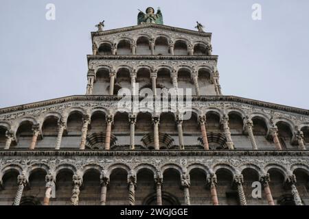 Marmorfassade der Basilika San Michele in Foro von unten in Lucca, Toskana, Italien Stockfoto