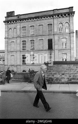 Fabrikarbeiter 1980s UK. Leute, die am Ende des Tages die Arbeit verlassen, gehen nach Hause. Saltaire bei Shipley Bradford West Yorkshire England 1981 HOMER SYKES. Stockfoto