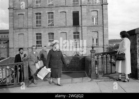 Fabrikarbeiter 1980er Jahre Großbritannien. Leute, die am Ende des Tages die Arbeit verlassen, gehen nach Hause. Saltaire nahe Shipley Bradford West Yorkshire England 1981. Heute gehört HOMER SYKES zum UNESCO-Weltkulturerbe. Stockfoto