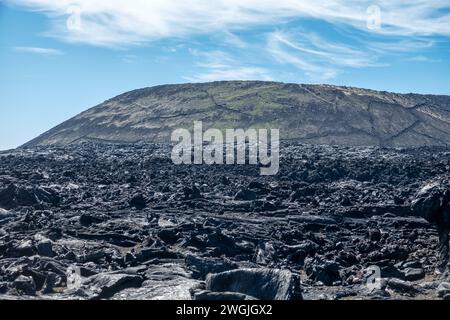 Verschiedene Formen basaltverfestigter Lava (Klinker): hawaiianisch ist die wichtigste Lava-Art (aa-Lava). Ausgedehnte Basalt-Lavafelder (Trappide) gegen den Backgro Stockfoto