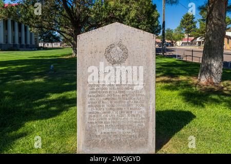 Fort Davis, Texas - 11. Oktober 2023: Dieses Old Fort Davis Memorial stis auf dem Gelände des Jeff Davis County Courthouse. Es ehrt Texaner, die dem gedient haben Stockfoto