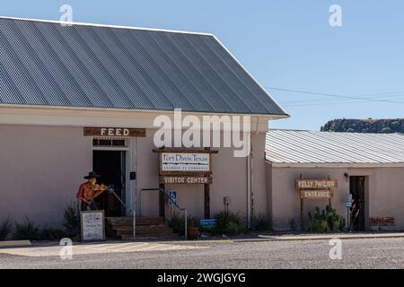 Fort Davis, Texas - 11. Oktober 2023: Gebäude des Fort Davis, Texas Visitor Center und der Handelskammer und des Kelly Pavilion Event Center Stockfoto