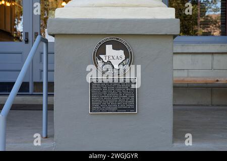 Fort Davis, TX - 11. Oktober 2023: Offizielles Medaillon der Texas Historical Commission für das Jeff Davis County Courthouse. Stockfoto