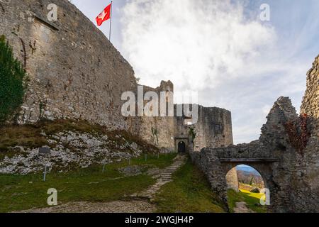 Die Ruine der Burg Dorneck befindet sich in der Gemeinde Dornach, Kanton Solothurn in der Schweiz. Es ist ein Schweizer Kulturerbe von National Stockfoto