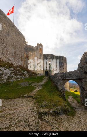 Die Ruine der Burg Dorneck befindet sich in der Gemeinde Dornach, Kanton Solothurn in der Schweiz. Es ist ein Schweizer Kulturerbe von National Stockfoto