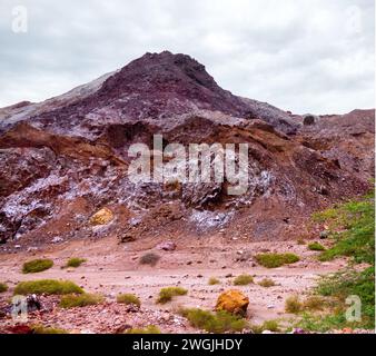 Lavakegel, äußere Eruption in Kalksanddessert. Die Salze aus dem Felsen auswaschen? Insel Ormuzd, Iran Stockfoto