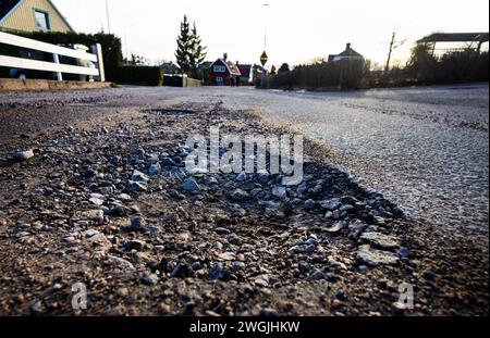 Ein Schlagloch (Schwedisch potthål) auf dem Asphalt in einer Straße in einem Wohngebiet. Das wechselnde Winterwetter hat zu einer ungewöhnlich großen Anzahl sogenannter Schlaglöcher im schwedischen Straßennetz geführt, was sowohl Privatpersonen als auch Unternehmen Probleme bereitet hat. Stockfoto