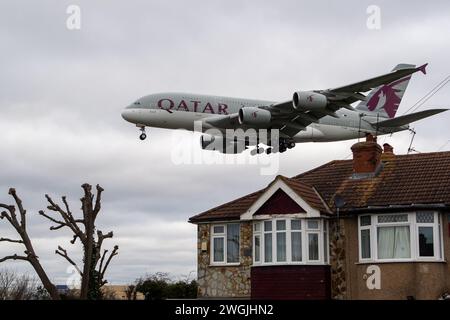 Hounslow, Großbritannien. Februar 2024. Ein Flugzeug der British Airways, das am Flughafen London Heathrow landet. Laut Verkehr & Umwelt, Europas führender Kampagnengruppe für umweltfreundlichen Verkehr, „tragen die Emissionen aus dem Luftverkehr erheblich zum Klimawandel bei... die Emissionen aus dem Luftverkehr sind schneller gestiegen als alle anderen Verkehrsträger und haben sich zwischen 1990 und 2019 mehr als verdoppelt. Die Luftverkehrsemissionen stiegen von 1,5 % aller europäischen Emissionen im Jahr 1990 auf 4,7 % im Jahr 2019. Es wird erwartet, dass sich der Sektor bereits 2024 vollständig von dem COVID-Schock erholen wird. Falls nicht gemindert, Luftverkehrsemissionen Stockfoto