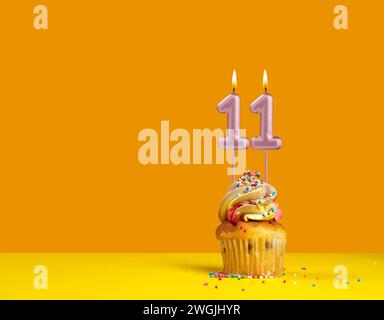 Geburtstagsfeier mit Cupcake - Kerze Nummer 11 Stockfoto