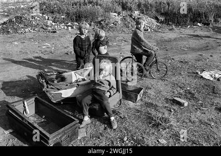 Gypsy Irish Travelers Kinder, alle Jungen spielen zusammen auf dem Müllboden in Balsall Heath Birmingham 1960s UK 1968 HOMER SYKES Stockfoto