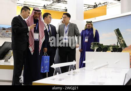 Riad, Saudi-Arabien. Februar 2024. Während der zweiten Ausgabe der World Defense Show in Riad, Saudi-Arabien, am 5. Februar 2024, besuchen die Menschen den Ausstellungsbereich China Defense. Saudi-Arabien startete am Sonntag die zweite Ausgabe der World Defense Show in der Hauptstadt Riad, an der chinesische Verteidigungsdelegation und die chinesische Luftwaffe teilnahmen. Quelle: Wang Dongzhen/Xinhua/Alamy Live News Stockfoto