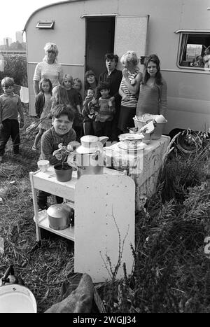 Irische Zigeuner-Reisende, eine große Familiengruppe, ein innerstädtisches Lager und eine provisorische Müllkippe auf einem Müllboden in Balsall Heath. Kochen, das Geschirr der Essensteller, das ordentlich außerhalb des Wohnwagens platziert wird. Es ist ein schlechtes Omen, für eine Zigeunerfamilie drinnen zu kochen und zu waschen.Balsall Heath, Birmingham, England März 1968. HOMER SYKES AUS DEN 1960ER JAHREN Stockfoto